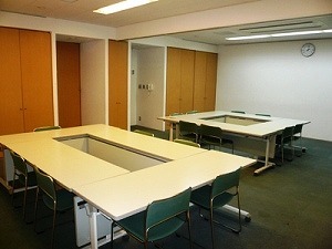 中会議室は２４名 までの会合や打ち合わせ、会議に最適