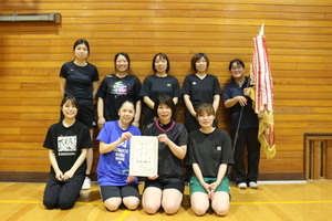 川本町親睦バレーボール大会優勝　女子の部　本町チーム
