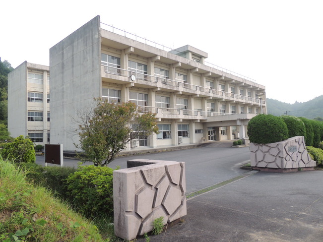 川本中学校全景